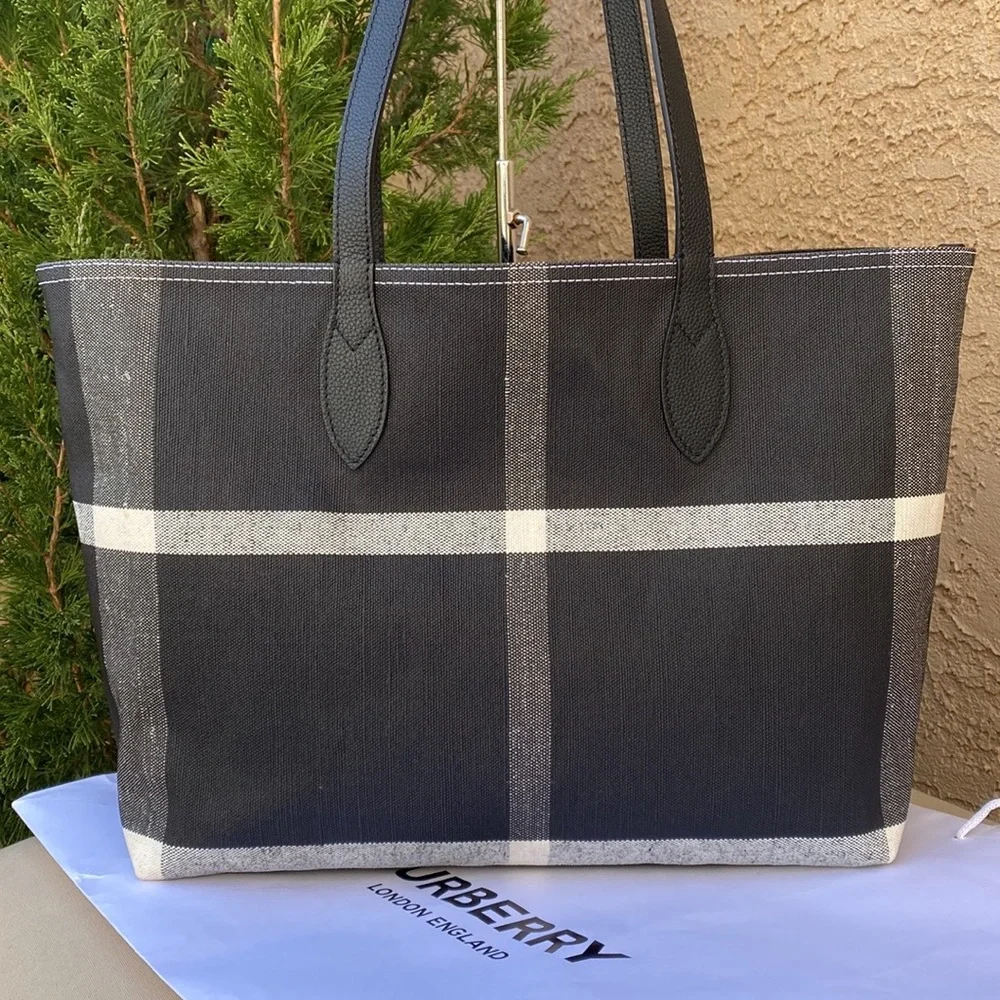 Burberry - Picture 10 of 16